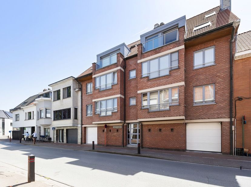 [[ DIT PAND NEEMT DEEL AAN DE ERA OPEN HUIZEN DAG OP 13/6 VAN 11:00 TOT 12:00 ]]Heist: Instapklaar duplexappartement te koop met twee slaapkamers en r