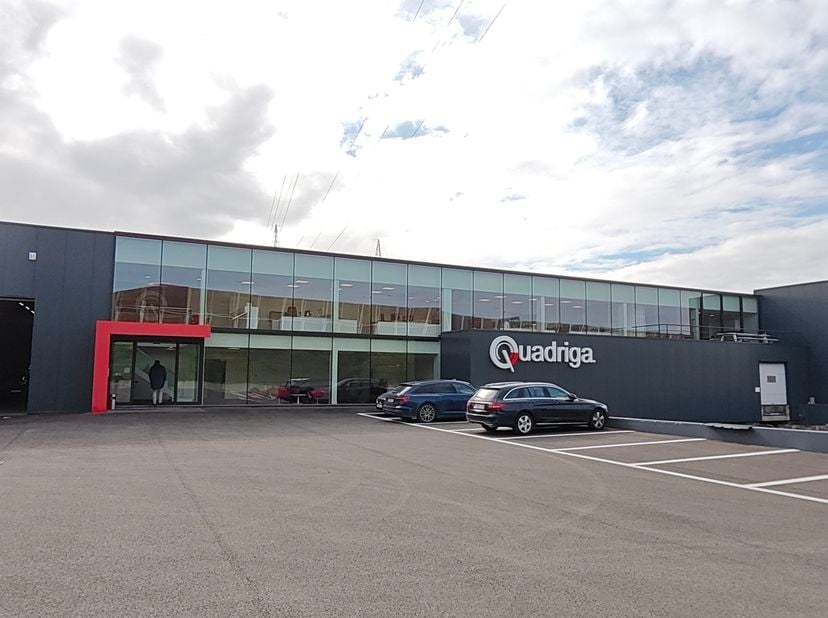 Strategisch gelegen bedrijfscomplex met ruime magazijnen en kantoren nabij E17<br />
<br />
Dit veelzijdige bedrijfscomplex bevindt zich langs de Antw