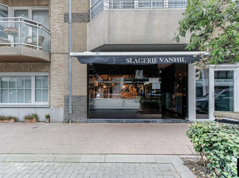 Boucherie entièrement équipée avec garage attenant, située dans un emplacement très commercial, à louer pour cause de départ à la retraite.<br />
À pr