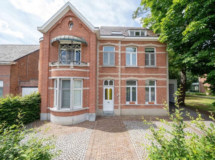 Prachtig gelegen herenhuis op wandelafstand van het centrum van Heist-op-den-Berg, een unieke opportuniteit daterend van 1900 tot 1918.<br />
Dit unie