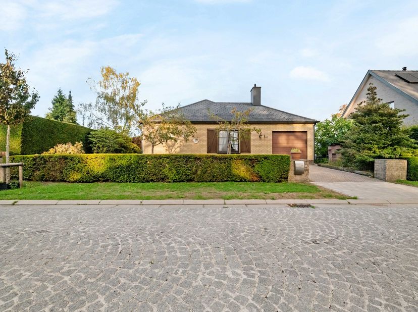SAINT-ANDRÉ - PRIX DE DÉPART - Logement de plain-pied spacieux et pratique (étiquette EPC C) : villa de 3 chambres avec JARDIN et GARAGE. Superficie t
