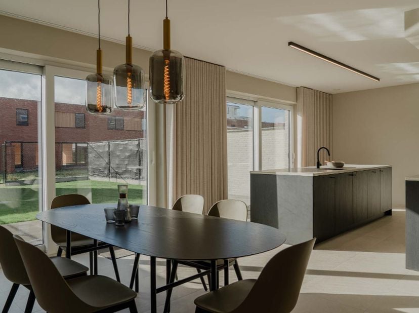 Ontdek deze landelijke kijkwoning (lot 109) in Hooglede op een perceel van 261 m². Deze woning werd volledig ingericht, is nu beschikbaar voor verkoop