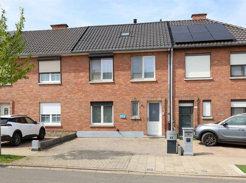 Gezellige instapklare gezinswoning met 3 slaapkamers en zonovergoten tuin - Toplocatie <br />
<br />
Omgeving:<br />
+ Gelegen op wandelafstand van