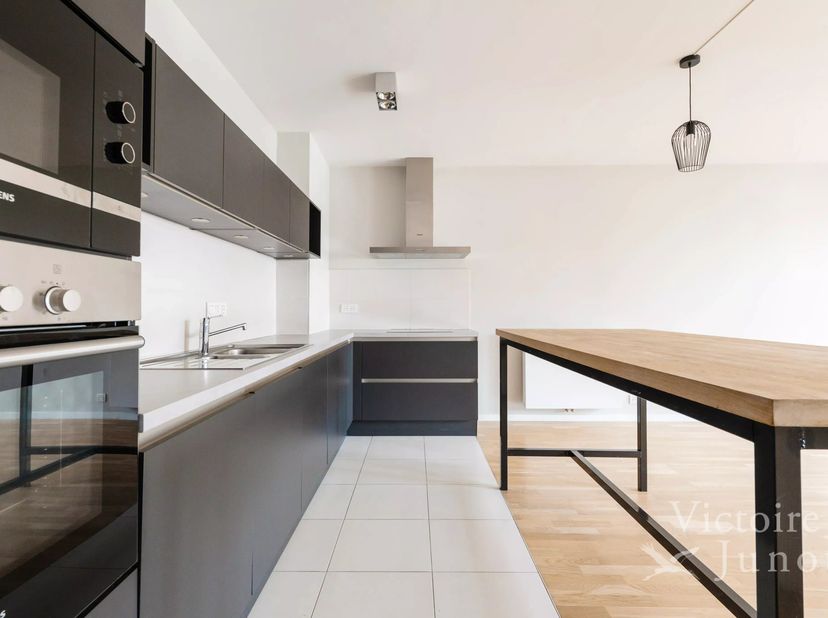 Ontdek dit prachtige appartement van 94 m², gelegen in het levendige Châtelain in Saint-Gilles. Het appartement bestaat uit twee ruime slaapkamers en