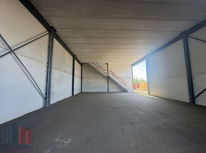 Nieuwbouw KMO-unit te koop met een oppervlakte van 432&amp;nbsp;m² met 216 m² kantoorruimte en 7 privatieve parkeerplaatsen.<br />
De loods maakt deel uit