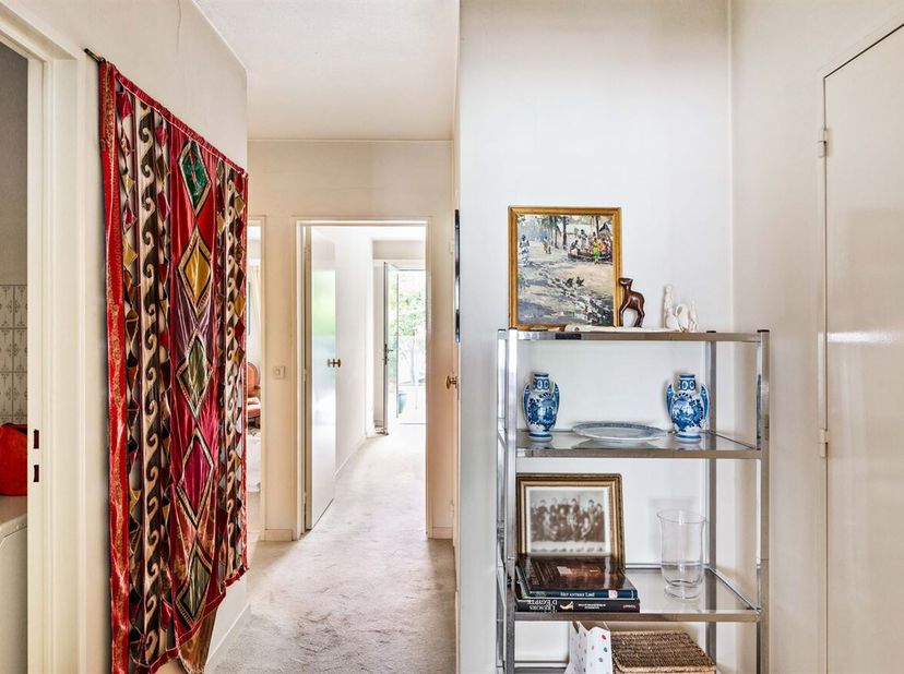 Ruim 2 slaapkamer appartement met terras en garagebox<br />
Locatie:<br />
Het appartement bevindt zich op de tweede verdieping, op wandelafstand van