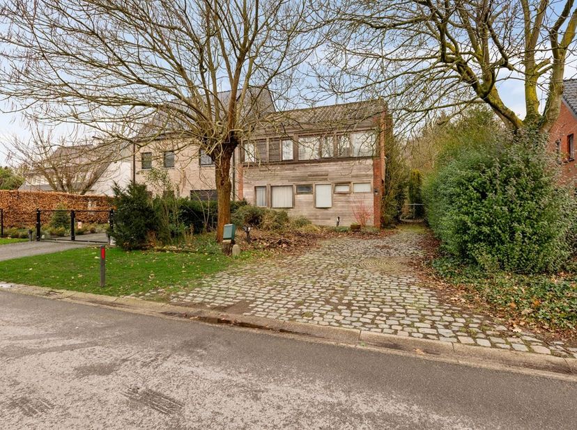 Te renoveren HOB met paardenstallen en ca. 12.800 m² landbouwgrond te Hoogboom<br />
Deze halfopen bebouwing gelegen in een rustige woonwijk biedt de