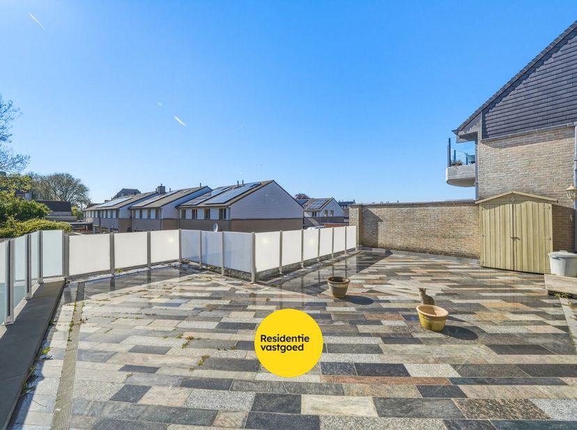 In het hart van Oudenburg bevindt zich dit verzorgd 2-slaapkamerappartement met een uitzonderlijk groot en zongericht terras van maar liefst 63 m². Ee