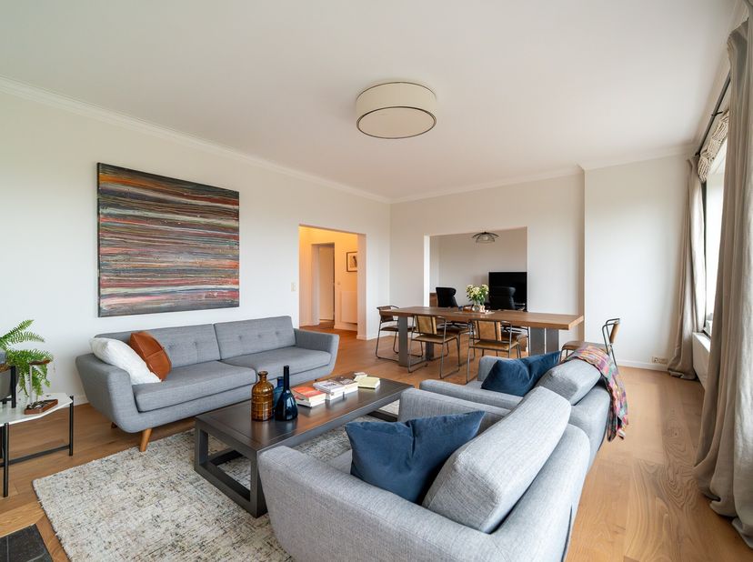 Situé dans le quartier Churchill / Messidor, cet appartement situé au sixième étage sur 7, dune superficie brute denviron 346 m² se distingue par la g