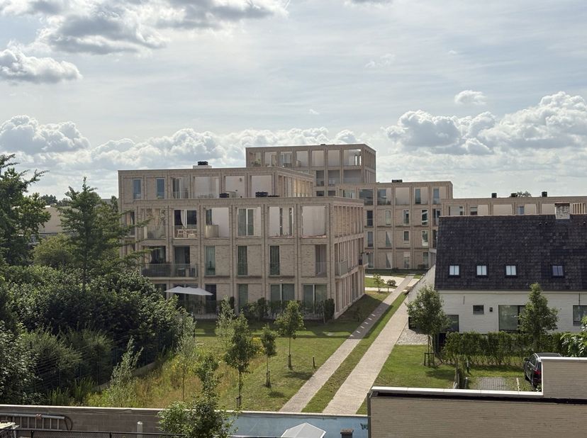 Vraag uw bezoek aan via immodavinci.be<br />
Ligging<br />
Dit stijlvolle nieuwbouwappartement is uitstekend gelegen in Zwijnaarde, op een strategisch