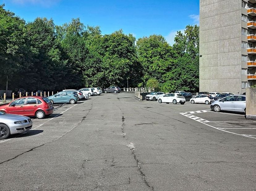 Situation privilégiée pour ces 3 places de parking à ciel ouvert situées juste à côté de l’Athénée Royale de Nivelles, à quelques minutes à pied du ce