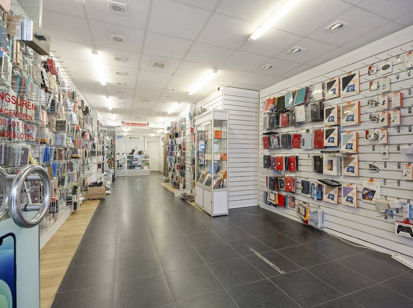 Idéalement situé dans la très animée Demerstraat, nous vous proposons cette propriété commerciale exceptionnelle. Situé au numéro 77, ce bâtiment est