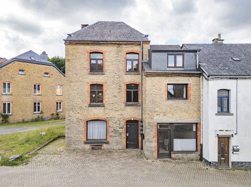 ERA B-LUX stelt dit vastgoedcomplex van meer dan 300 m² bewoonbare oppervlakte voor, gelegen in Herbeumont, in het hart van de Semoisvallei, een bijzo