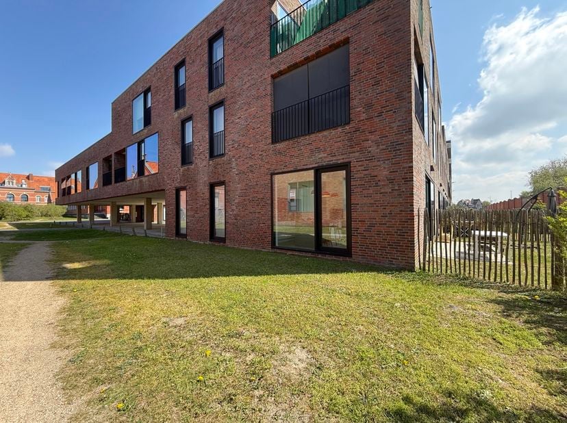 Ontdek dit prachtig en lichtrijk appartement in het voormalige Militaire Hospitaal van Oostende, een unieke residentiële site met karakter en uitstral
