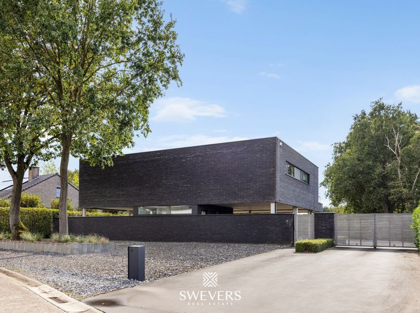 Voor meer info en foto’s, surf naar www.swevers.be – Ontdek deze instapklare architectenwoning uit 2013 in de Hekstraat 111 in Beringen, waar modern w