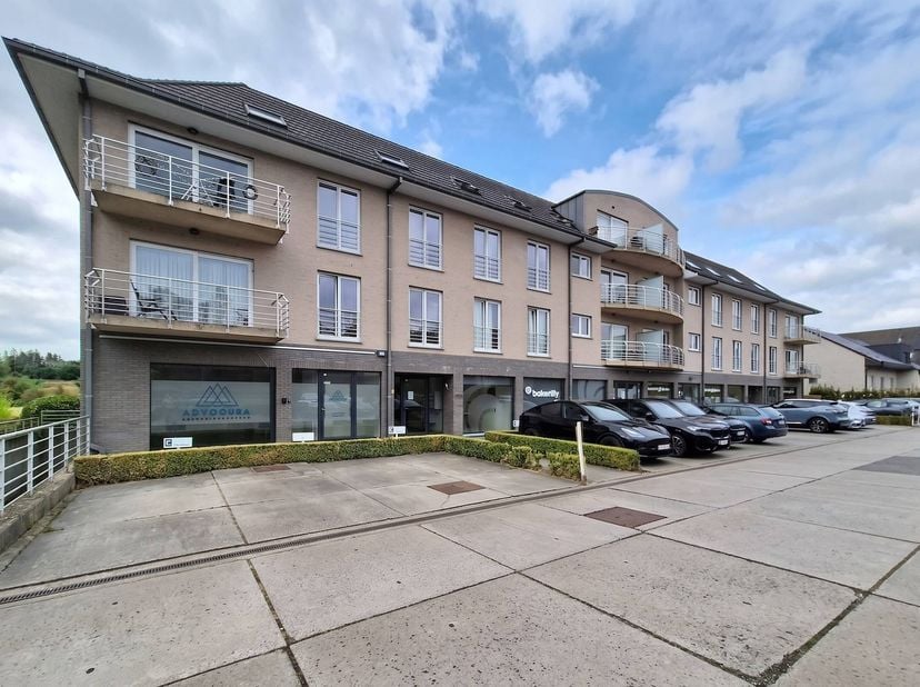 Dit moderne kantoor (192 m²) geniet een uitstekende en strategische ligging langs de N9 in Melle. Dankzij deze toplocatie is het kantoor bijzonder vlo