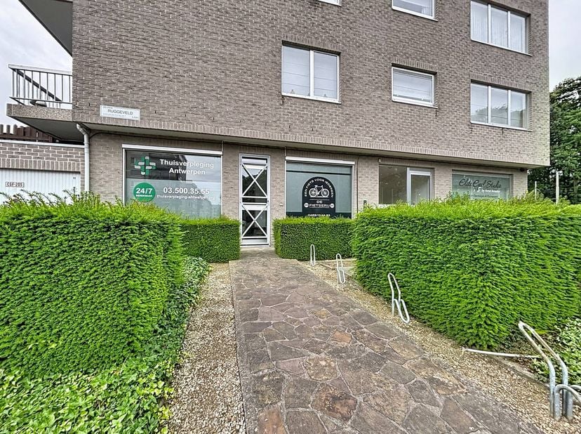 Te koop in Deurne aan de Ruggeveldlaan 763 - een handelspand/kantoor van 123m² op een commerciële en visibele locatie in een goed onderhouden gebouw.<