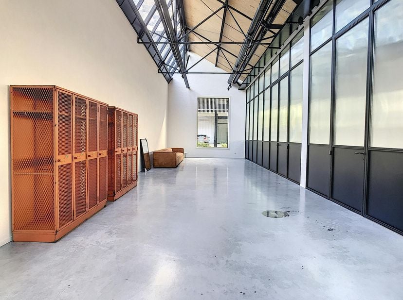 Instapklaar en bemeubeld kantoor van ca. 150 m² te huur in het bedrijvencentrum Cotton Factory te  Kortrijk. Het kantoor is gelegen langs de vaart met