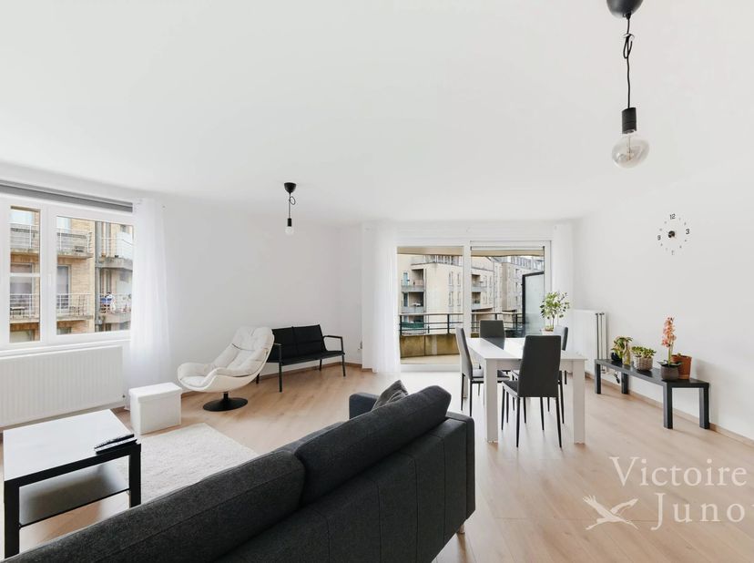 Ruim en licht 2-kamer appartement in uitstekende staat<br />
Inkomhal, toilet en lavabo<br />
Ontvangstruimtes +/- 27m2, toegang tot terras Zuid 10m²<