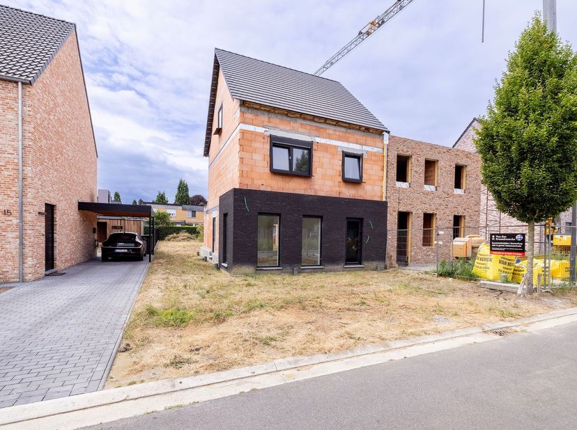 Maison en gros œuvre comprenant 2 chambres et une chambre mansardée, située dans un quartier calme à Wiekevorst ! Emplacement paisible, dans une petit