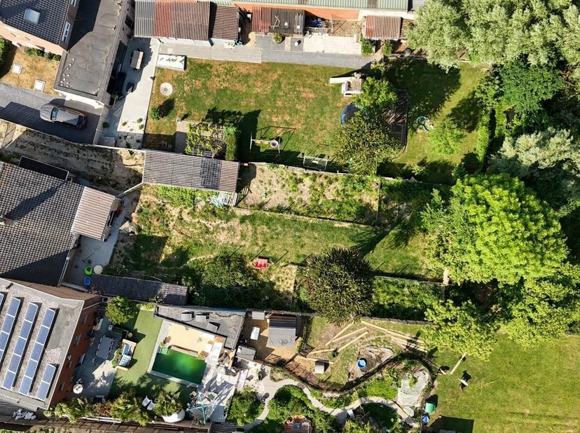 Deze woning is gelegen op een royaal perceel van 1126 m², met een straatbreedte van 14 meter. Het perceel is volledig bouwgrond, wat verschillende ont