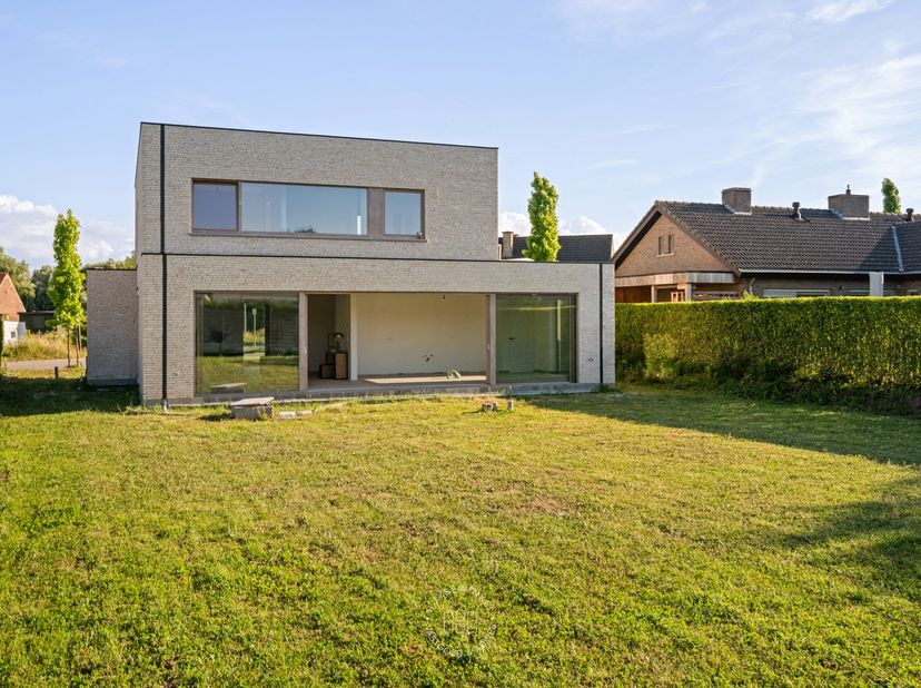 Ontdek deze stijlvolle nieuwbouwvilla in een rustige, residentiële wijk in Marke. Met een bewoonbare oppervlakte van 219 m² op een perceel van 754 m²