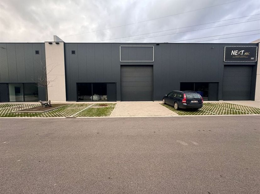 Te huur:  Kmo Unit in de Mondeolaan Genk<br />
Deze Kmo is strategisch gelegen nabij de autosnelweg, wat zorgt voor een uitstekende bereikbaarheid. De