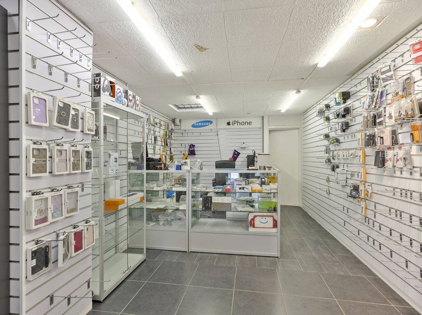 Idéalement situé dans la très animée Demerstraat, nous vous proposons cette propriété commerciale exceptionnelle. Situé au numéro 77, ce bâtiment est