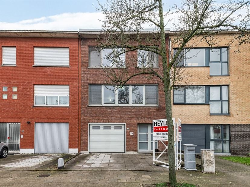 Ruime gezinswoning met tot 4 slaapkamers, garage en tuin.<br />
Ligging: De Neerhofstraat ligt ten noorden van centrum Ekeren en is een rustige straat