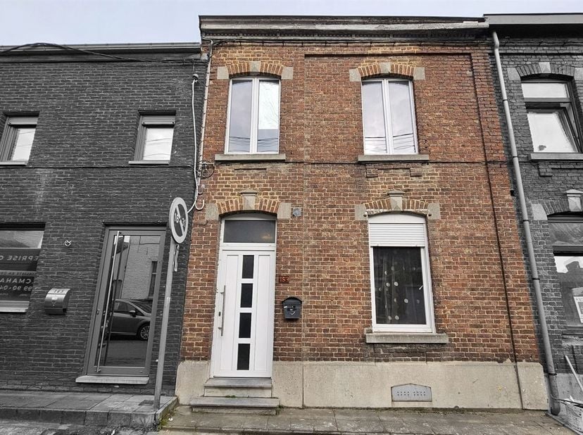 SOUS OPTION - PLUS DE VISITE - Prix: Offre à partir de 125.000 euros, frais d'agence non inclus et à charge de l'acquéreur.<br />
<br />
Maison à ra