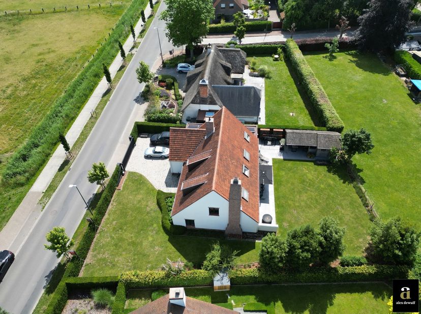 Deze alleenstaande villa, gelegen op een perceel van ca. 914 m², bevindt zich in een rustige, residentiële woonwijk op korte afstand van zowel het cen