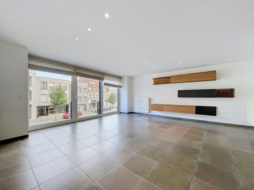 BEZOEK ENKEL AANVRAGEN VIA IMMODAVINCI.BE<br />
LIGGING<br />
Dit aangename appartement is gelegen op de Markt in Deinze, in het bruisende stadscentru