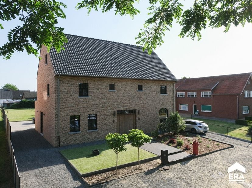 À vendre : maison moderne semi-ouverte située Gerard Jehoelstraat, Hechtel-Eksel, dans un quartier résidentiel verdoyant, proche des écoles et des tra