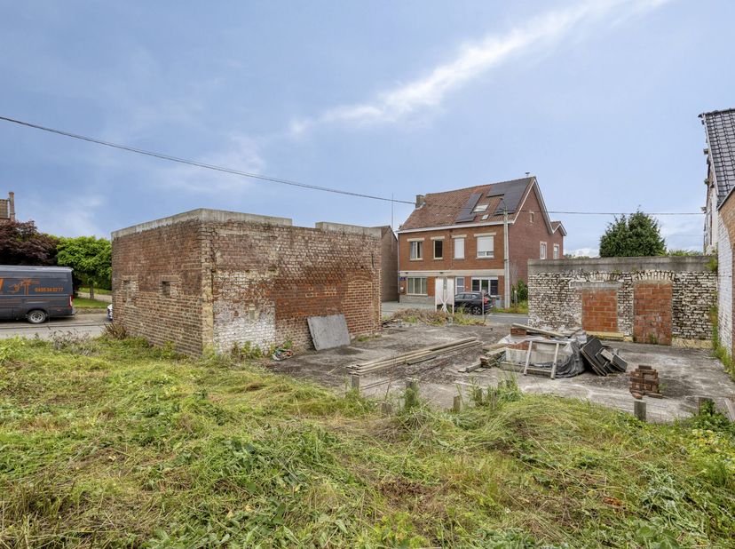 Ce terrain à bâtir, situé sur un terrain d'angle à Viane, vous permet de construire avec un coefficient d'occupation des sols de 6 %. Le permis de con