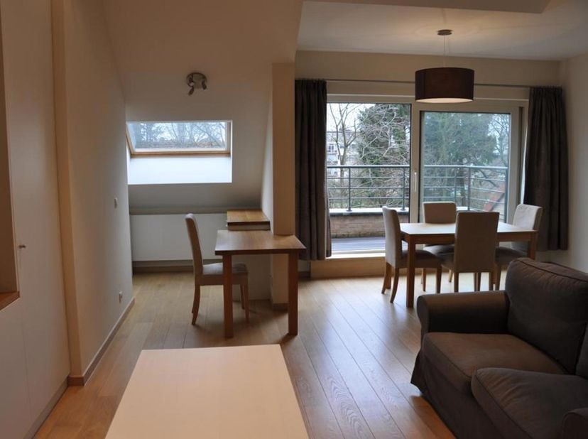WOLUWE SAINT PIERRE, in de buurt van het Dumon-plein, zijn winkels en scholen (Metro Stockel). Prachtig APPARTEMENT (1 slk./1 badk.) gemeubeld van 70m