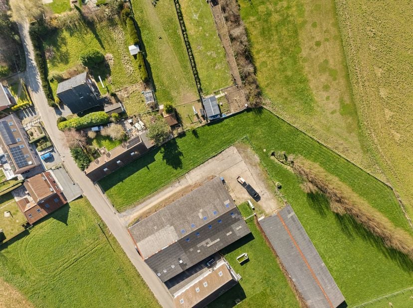 Droomt u van wonen in alle rust, omringd door groen en met een prachtig open uitzicht? Dan is deze mooie bouwgrond in de Rue de la Cavée te Amougies a
