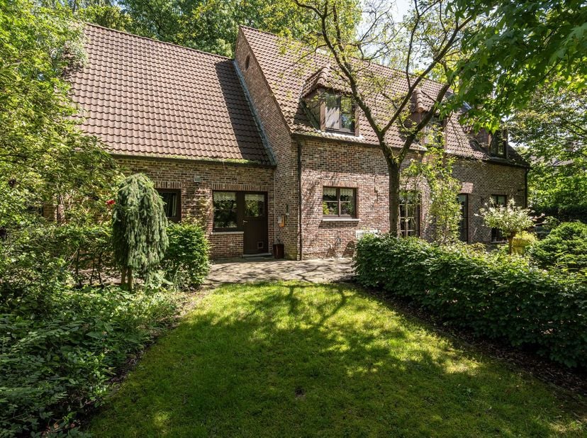 Te renoveren gezinswoning met 6 slaapkamers op een prachtig perceel van ca. 2.581 m²<br />
Deze ruime woning bevindt zich in een rustige straat in een