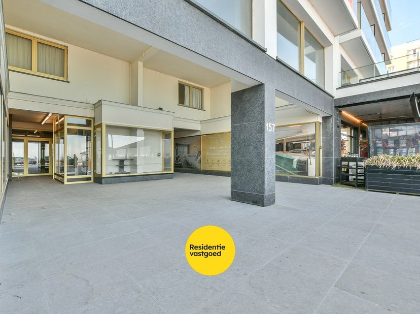 Goed gelegen handelspand met visibiliteit vanop de Zeedijk te Blankenberge! Centraal gelegen in de befaamde winkelgalerij 'Excelsior' rondom tal van a