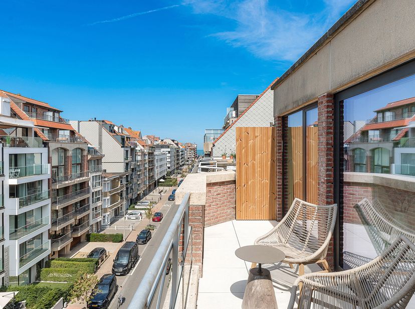 Prachtig gerenoveerd duplex appartement op de hoek van de Bayauxlaan en Leopoldlaan dicht bij de Lippenslaan in een kleinschalige residentie.<br />
In