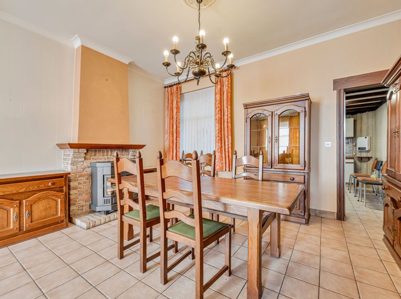 Te renoveren woning met tuin te koop in Rekkem<br />
Je betreedt de woning via de inkomhal, die rechtstreeks toegang biedt tot de leefruimte met zitho