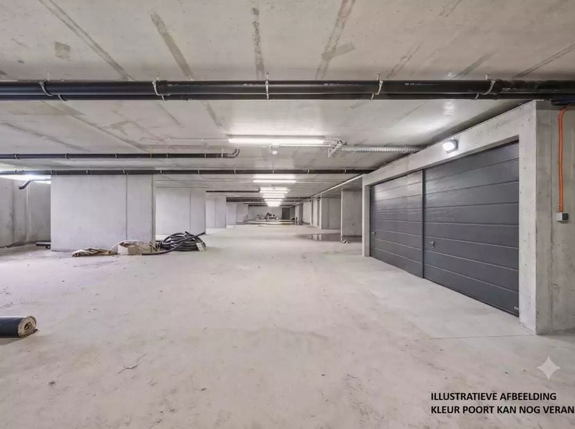 Vous cherchez une solution de stationnement sûre et pratique ou un espace de stockage supplémentaire ? Ce box de garage double, situé dans un nouveau