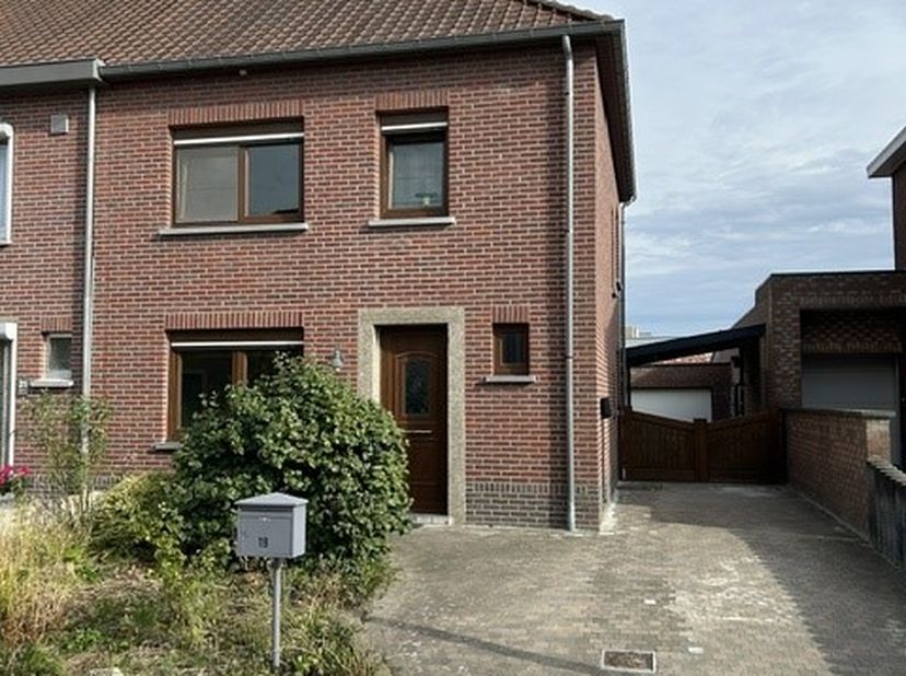RUSTIG GELEGEN WONING MET GARAGE &amp; TUIN - <br />
<br />
Gelijkvloers : inkom/traphal met wc; trap naar kelder; grote living/eetplaats; veranda; ruime