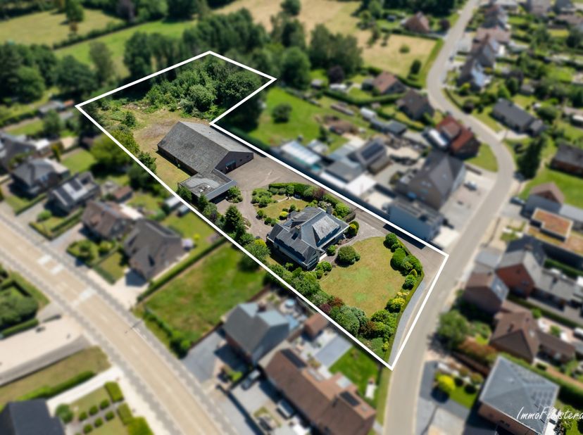Op een rustig gelegen perceel van ca. 1 hectare vindt u deze interessante eigendom. De combinatie van een ruime gezinswoning, een grote loods en weila