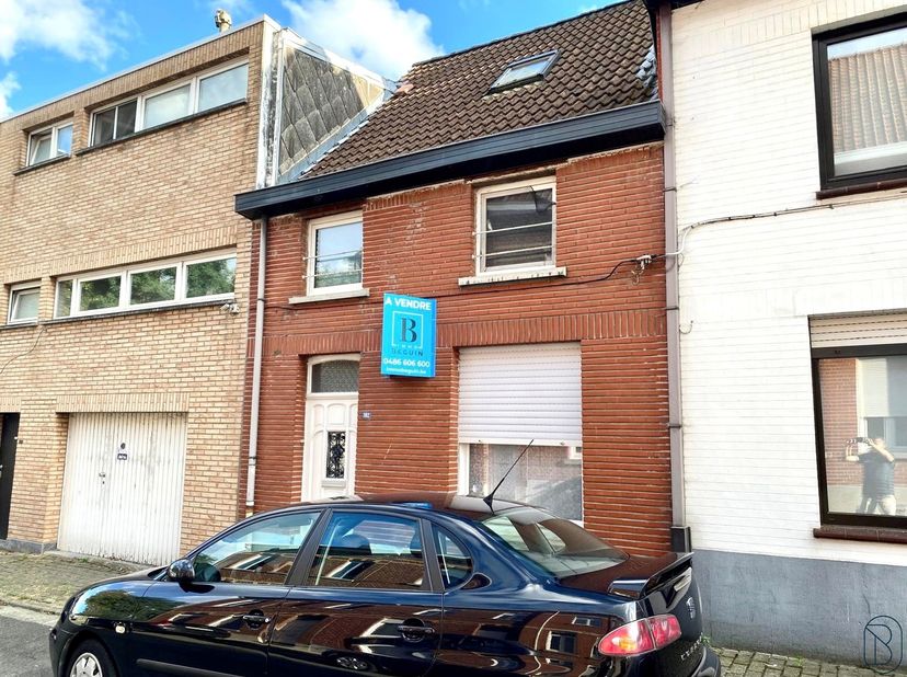 IDEALE INVESTERING: goedgelegen woning met 2 SLK, ZOLDER en TERRAS! INDELING: inkom, gezellige zithoek, leefruimte met grote keuken, berging, toilet e