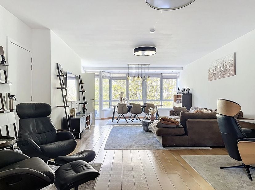 Situé sur l'Avenue Louise, découvrez cet appartement meublé de 2 chambres de 150m2 (selon PEB).<br />
Le hall hall d'entrée, avec toilette invité, ves