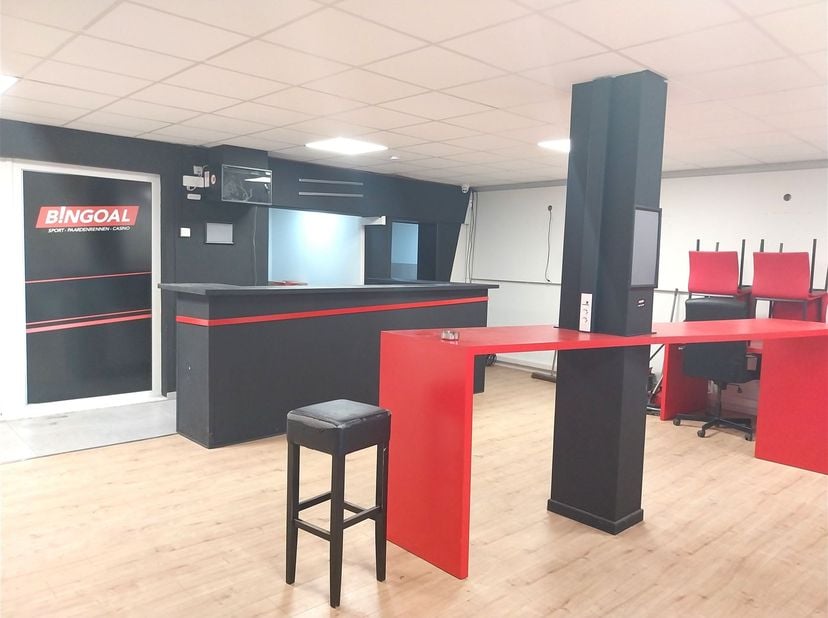 Demandez votre visite à info@optimusvastgoed.be !<br />
A LOUER : immeuble commercial (114m²) à Zolder !<br />
Cet immeuble commercial est situé sur