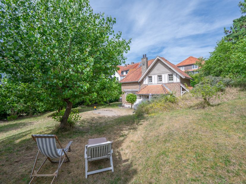 Uiterst charmante villa, rustig gelegen in één van de gegeerde paadjes in het Zoute op wandelafstand van de zee. Heel zonnige tuin rondom de villa. De