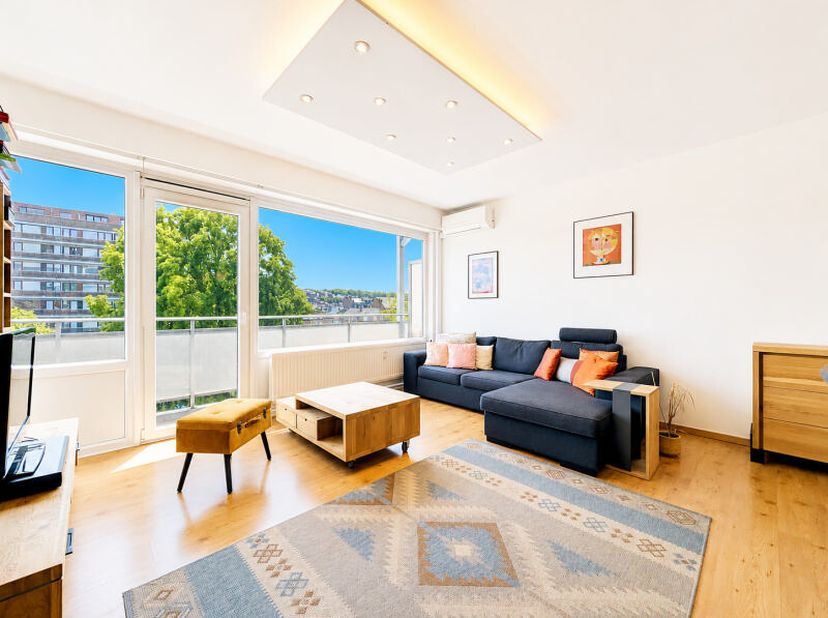 Magnifique appartement 2 chambres rénové récemment (+/- 85m² d'après PEB) idéalement situé à Liège au 3ème étage d'un immeuble avec ascenseur à proxim
