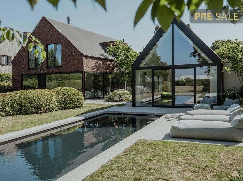 Deze stijlvolle villa, gebouwd in 2012, bevindt zich op een prachtig perceel van 1.640 m² en beschikt over een royale bewoonbare oppervlakte van 306 m