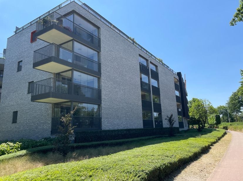 Assistentieflat van 81 m² woonoppervlakte met twee slaapkamers waarvan één van 4m op 3,90m is. De tweede slpk. kan ook als berging gebruikt worden. Ru